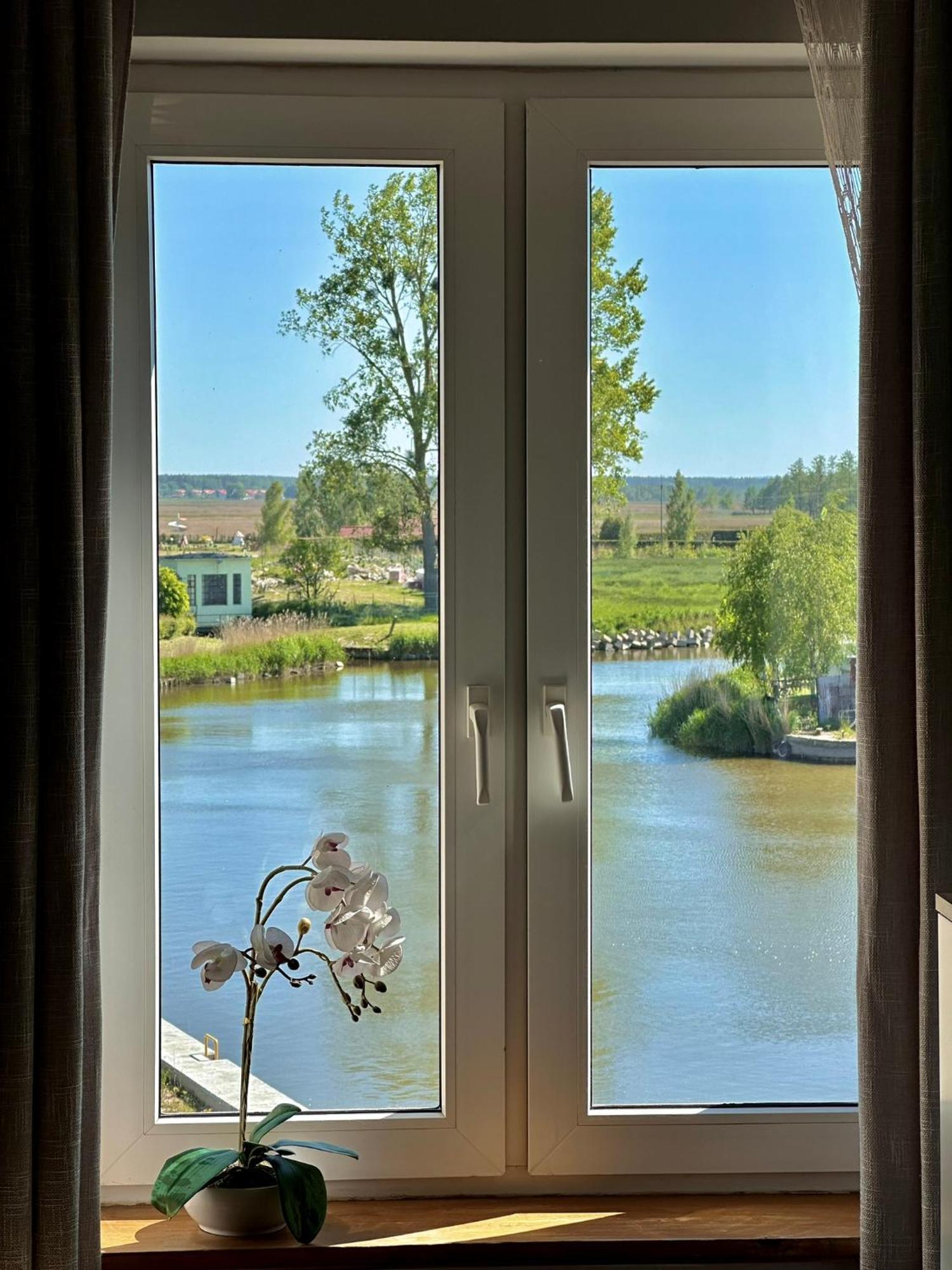 Pod Papugami - Komfortowe Pokoje Z Widokiem Na Rzeke Łeba Exterior foto